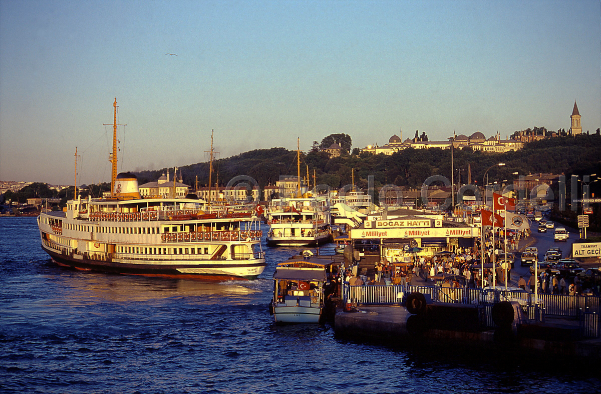 Bosforo canal and Topkapý Palace, Istanbul, Turkey
 (cod:Turkey 08)